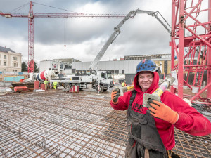 Na stavbě Horácké multifunkční arény pracuje stále více lidí. Do konce letošního roku má být pod střechou
