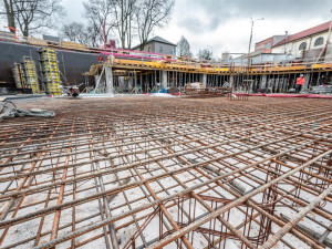 Na stavbě Horácké multifunkční arény pracuje stále více lidí. Do konce letošního roku má být pod střechou