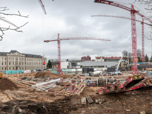 Na stavbě Horácké multifunkční arény pracuje stále více lidí. Do konce letošního roku má být pod střechou