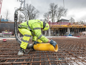 Na stavbě Horácké multifunkční arény pracuje stále více lidí. Do konce letošního roku má být pod střechou