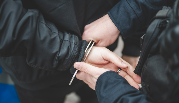 Recidivista napadl svoji sestru. Hrozí mu 12 let za mřížemi