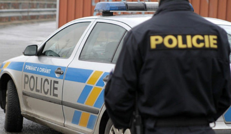 Autu zhasl motor, jeho jízda z kopce skončila nehodou. Policii zaměstnávali i řidiči pod vlivem alkoholu
