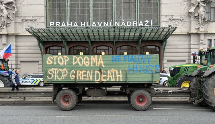 VIDEO: Zemědělci dorazili protestovat do Prahy. Odjeli ještě před demonstrací