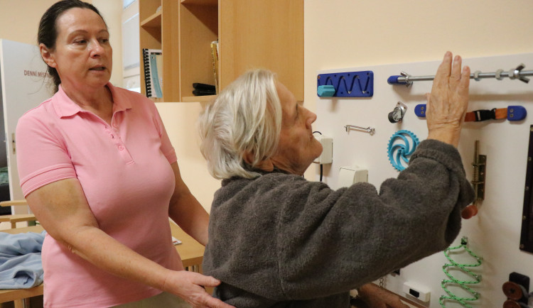 Sestry v Novém Městě daly hlavy dohromady a navrhly cvičnou tabuli pro pacienty. Zlepší tak jemnou motoriku