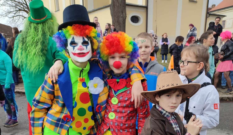 VIDEO: Zvířata, vodníci, sociální sítě i usměvavý Martin Prokop. Jihlavskem prošly poslední masopustní průvody