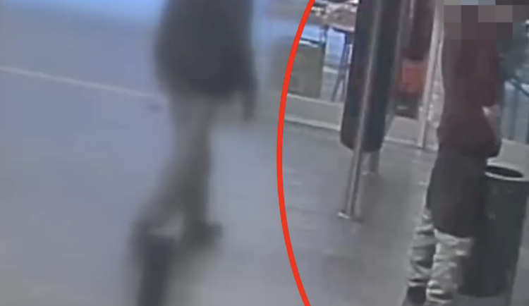 VIDEO: Muž obtěžoval cestující v metru. Ve vestibulu se pak vymočil do odpadkového koše