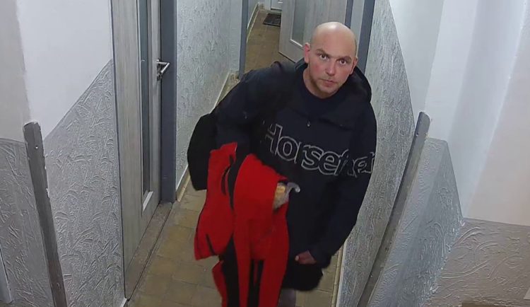 VIDEO: Nejhorší lupič v Praze se vloupal do bytového domu. Poničil pár dveří, podíval se do kamer a utekl
