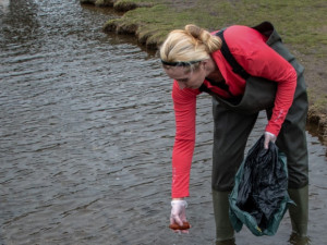 Vysypané uzeniny bylo třeba posbírat