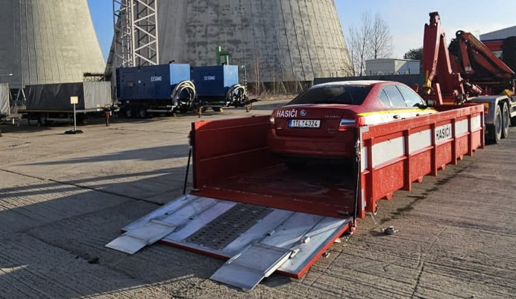 FOTO: Hasiči z Dukovan a Temelína mají nové kontejnery na hašení elektromobilů