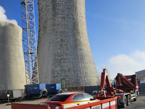FOTO: Hasiči z Dukovan a Temelína mají nové kontejnery na hašení elektromobilů
