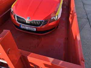 FOTO: Hasiči z Dukovan a Temelína mají nové kontejnery na hašení elektromobilů