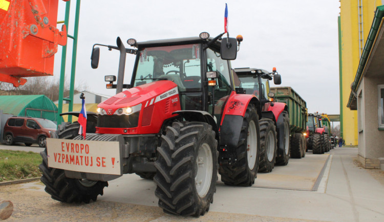 VIDEO: Stop byrokracii, už toho máme dost! Na protestní jízdu se dnes vydali i zemědělci z Jihlavska