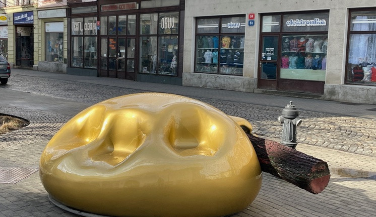 Plastika Věčná něha po opravě opět zdobí dolní centrum města