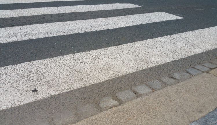 Policisté stále hledají řidiče, který v Jablonci srazil ženu na přechodu a ujel