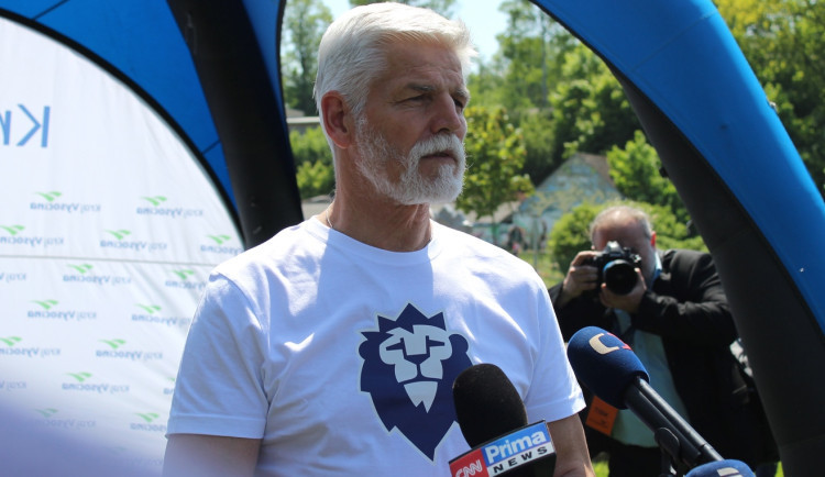 Povolení sloužit v ukrajinské armádě od prezidenta Pavla získalo 20 Čechů