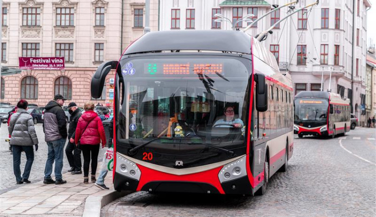 FOTO: Jihlava dostala dotaci na šest nových trolejbusů, jejichž dodávka se zpozdila. Vozy už po městě jezdí