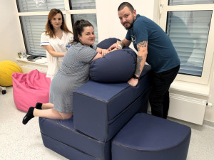 Nemocnice v Pelhřimově má nový porodní gauč. Pomůže najít ideální polohu, říká maminka, která ho vyzkoušela jako první