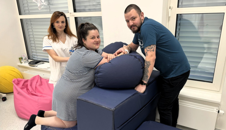 Nemocnice v Pelhřimově má nový porodní gauč. Pomůže najít ideální polohu, říká první maminka, která ho vyzkoušela