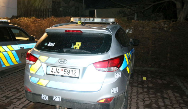 Muž měl problémy v podnikání a chtěl skončit ve vězení. Střílel proto na policejní auto, aby byl zatčený