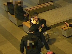 Policisté řeší případ rvačky na nádraží v Havlíčkově Brodě. Žádají veřejnost o spolupráci
