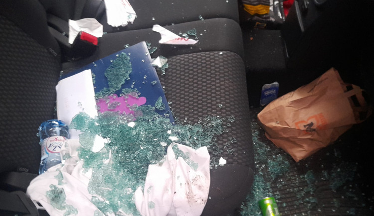 Zloděje při vykrádání aut chytili jejich majitelé a pěkně mu vyčinili