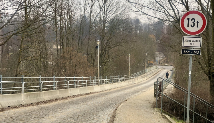 Dřevěná opěra na Brněnském mostě brzy zmizí. Oprava půjde ruku v ruce s omezením pro chodce i řidiče