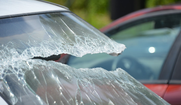 Spor v Jihlavě na ulici. Muž rozbil ženě auto, ta pak házela kameny na okno a dveře