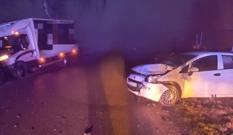 Řidička ve Fiatu přejela do protisměru, kde se srazila s dodávkou. Škoda je čtvrt milionu korun 