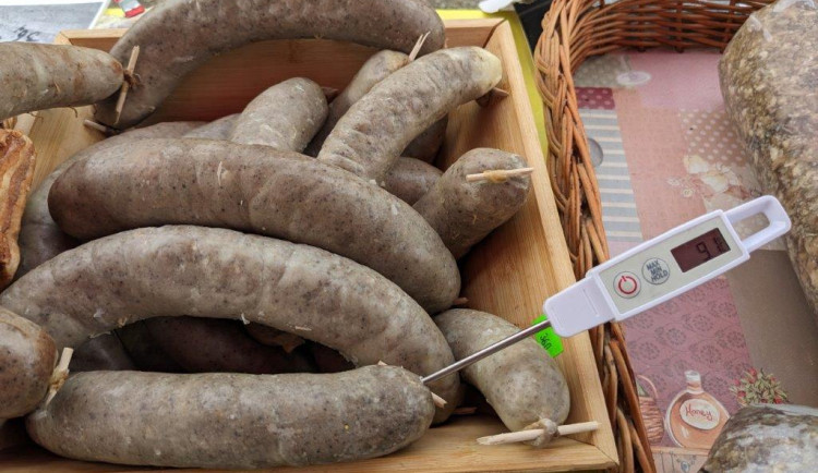Vážná pochybení na trhu v Brodě. Prodejce nabízel masné výrobky ve zcela nevyhovujících podmínkách, neušel pokutě