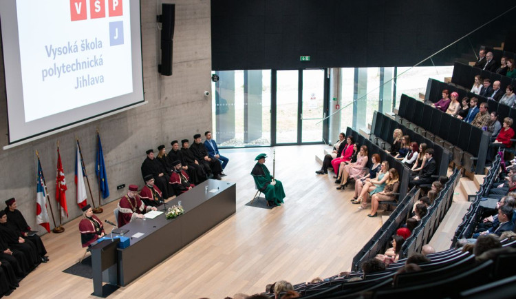 FOTO: Jihlavská vysoká škola letos poprvé rozdala diplomy absolventům. Promoci si užilo přes sto studentů
