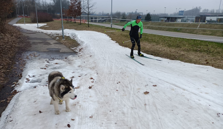 Jihlavák Jirka strávil 24 hodin na běžkách, najel 100 kilometrů. Výzvy věnuju mamce, která zemřela v 52 letech na rakovinu, říká