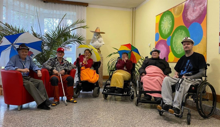 Parta vozíčkářů chce vyrazit k moři. Na jejich sen se skládá veřejnost