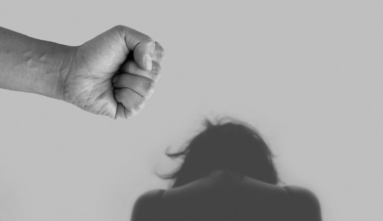 Kvůli údajné nevěře muž napadl svou partnerku, pak přivolal policii