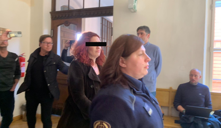 Soud napařil osmnáct let ženě z Jihlavy, která matku otrávila metanolem v kávě. Cmrndla jsem tam jen trochu, tvrdí