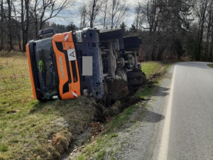 Nehoda na Jihlavsku. Řidič náklaďáku se lekl přebíhající zvěře, strhl řízení a skončil na poli na boku