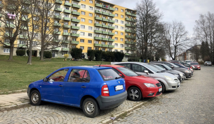 Ilustrační foto, parkování na sídlišti U Hřbitova, kde také přibydou modré čáry