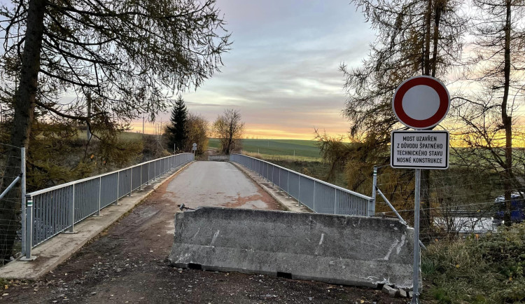 Komplikace na dálnici: Kvůli demolici mostu u Řehořova je tam omezený provoz, v noci bude neprůjezdná