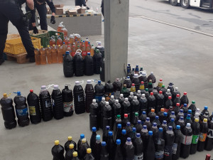 Místo lidí alkohol. Řidič autobusu vezl z Moldavska do Londýna alkohol, celníci na D1 zabavili přes 600 litrů