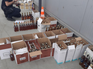 Místo lidí alkohol. Řidič autobusu vezl z Moldavska do Londýna alkohol, celníci na D1 zabavili přes 600 litrů