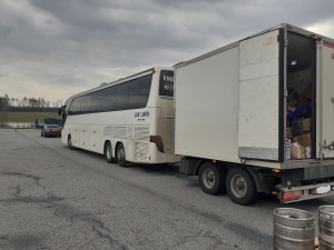 Místo lidí alkohol. Řidič autobusu vezl z Moldavska do Londýna alkohol, celníci na D1 zabavili přes 600 litrů