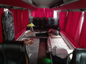 Místo lidí alkohol. Řidič autobusu vezl z Moldavska do Londýna alkohol, celníci na D1 zabavili přes 600 litrů