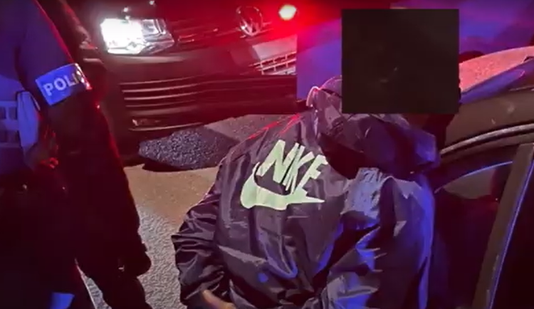 Kriminalisté našli v autě sáčky s krystalickou látkou