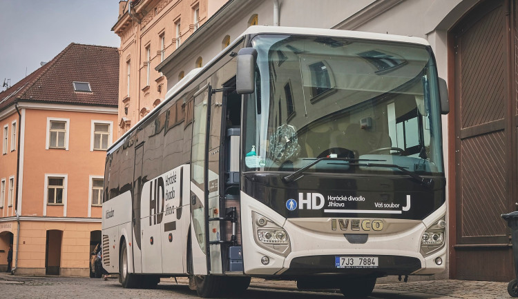 Svozové autobusy do Horáckého divadla jsou v ČR unikátní, zažívají renesanci, říká ředitel Remiáš