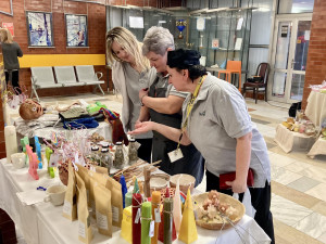 V dukovanské elektrárně už oslavili Velikonoce. Trhy pomohly dobré věci, lidé pletli pomlázky a barvili vajíčka