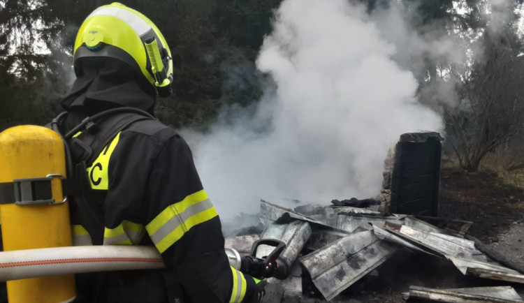Na Žďársku shořela chatka. Zasahovaly čtyři jednotky hasičů, příčinou byla nedbalost