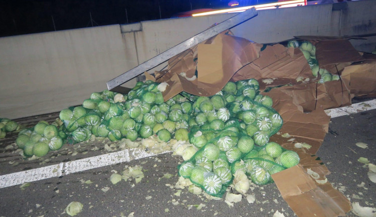 Provoz na D1 omezila nehoda náklaďáku. Po nárazu se na dálnici vysypalo ovoce a zelenina.