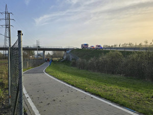 Vážná nehoda na Jihlavsku. Renault se po nárazu zřítil z mostu, řidiče transportoval vrtulník do nemocnice