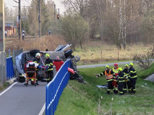 Vážná nehoda na Jihlavsku. Renault se po nárazu zřítil z mostu, řidiče transportoval vrtulník do nemocnice