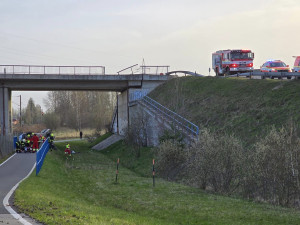 Vážná nehoda na Jihlavsku. Renault se po nárazu zřítil z mostu, řidiče transportoval vrtulník do nemocnice