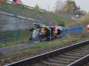 Vážná nehoda na Jihlavsku. Renault se po nárazu zřítil z mostu, řidiče transportoval vrtulník do nemocnice